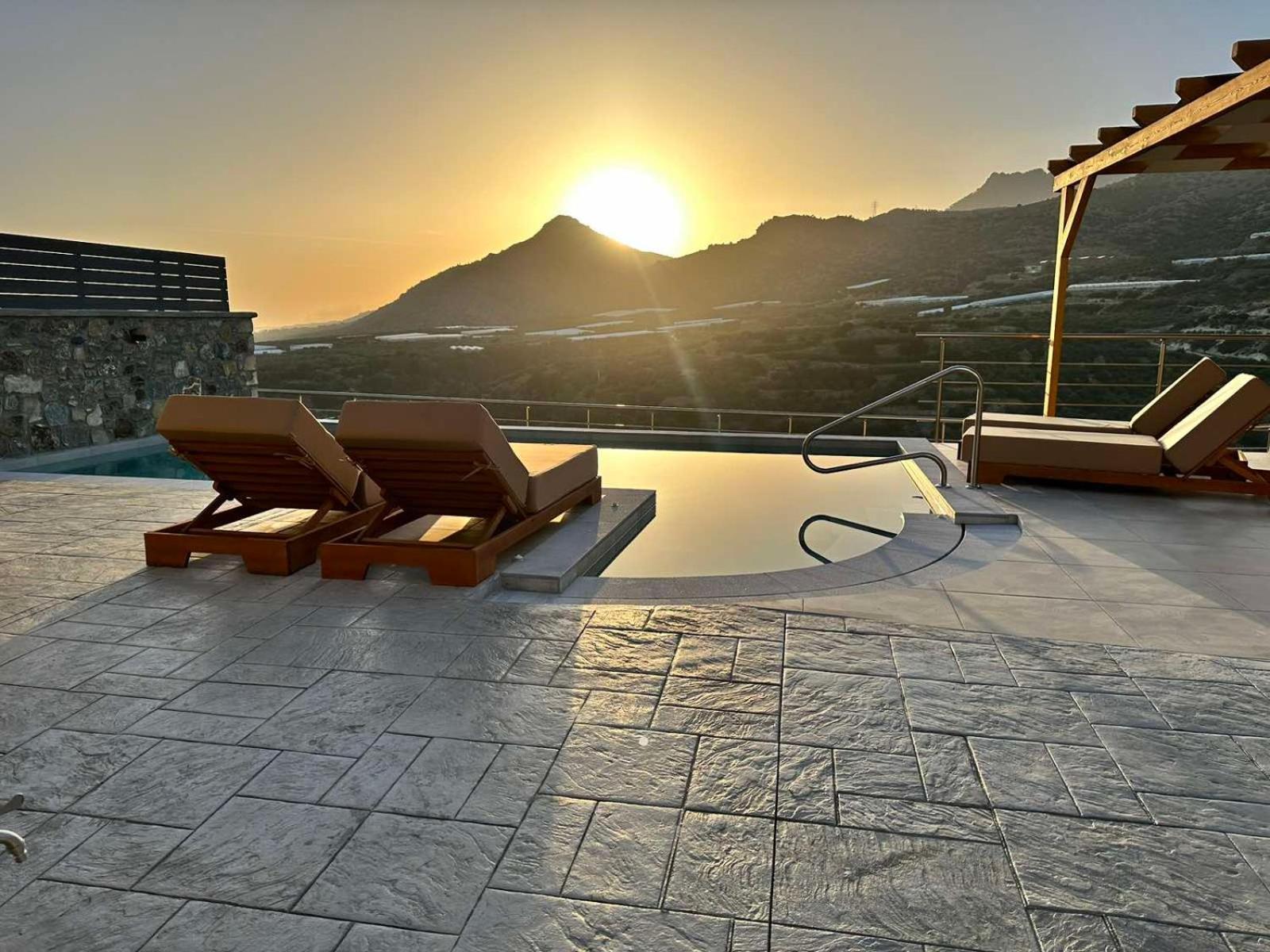 Mediterranean View Villa Makrýgialos エクステリア 写真